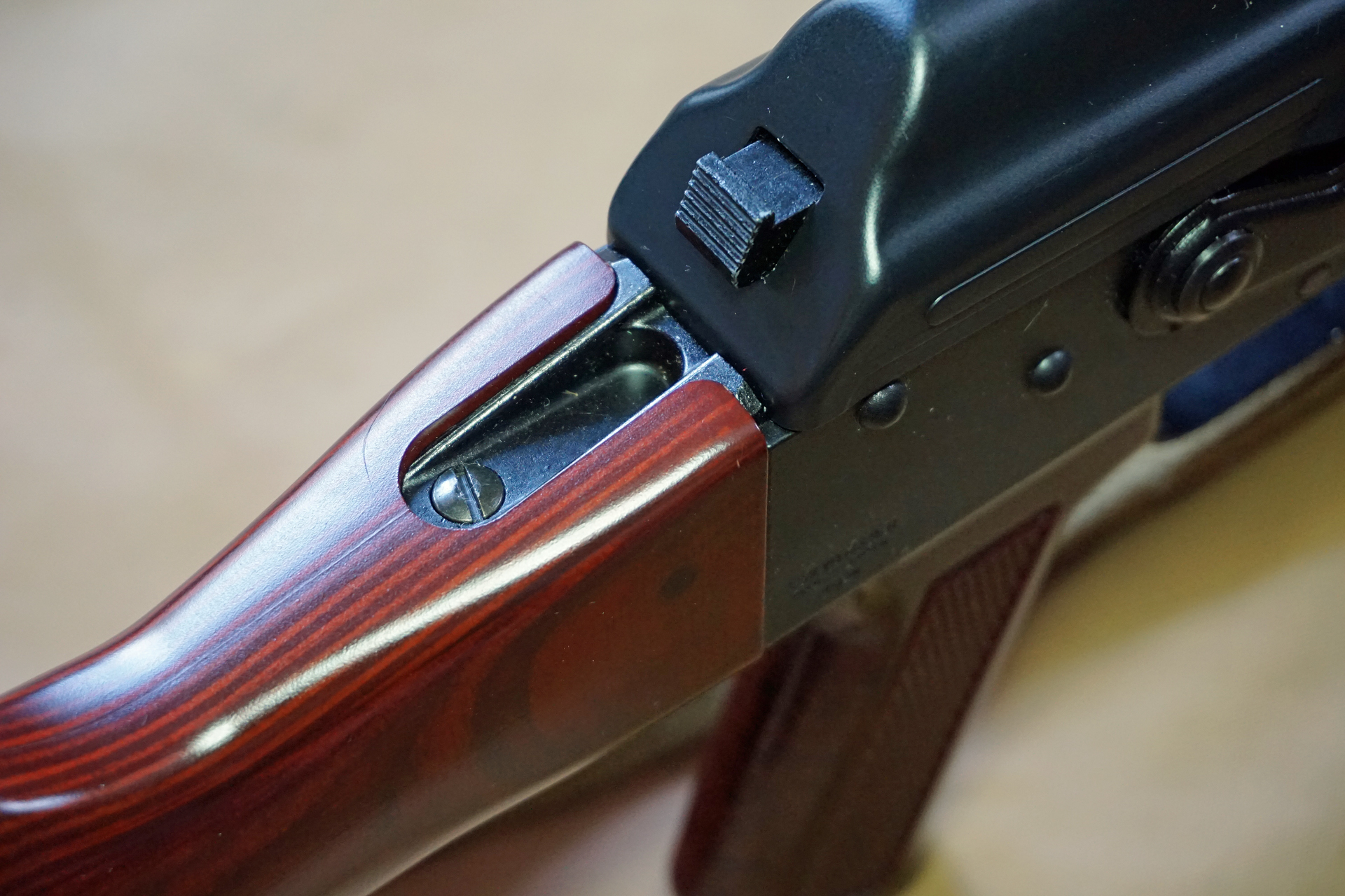 ストック取り付け基部の微妙な曲線で構成された箇所も精巧に再現されている