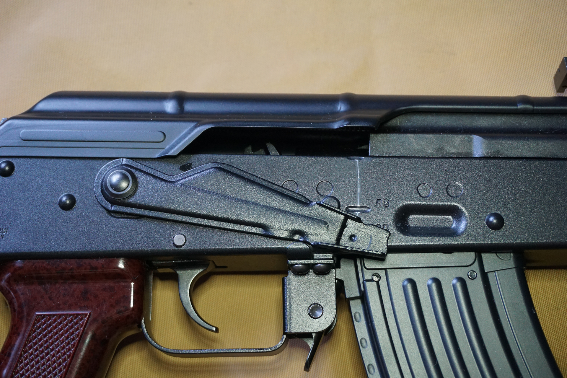 セレクターが1番下で「OД=（Полуавтомат）セミオート」の状態