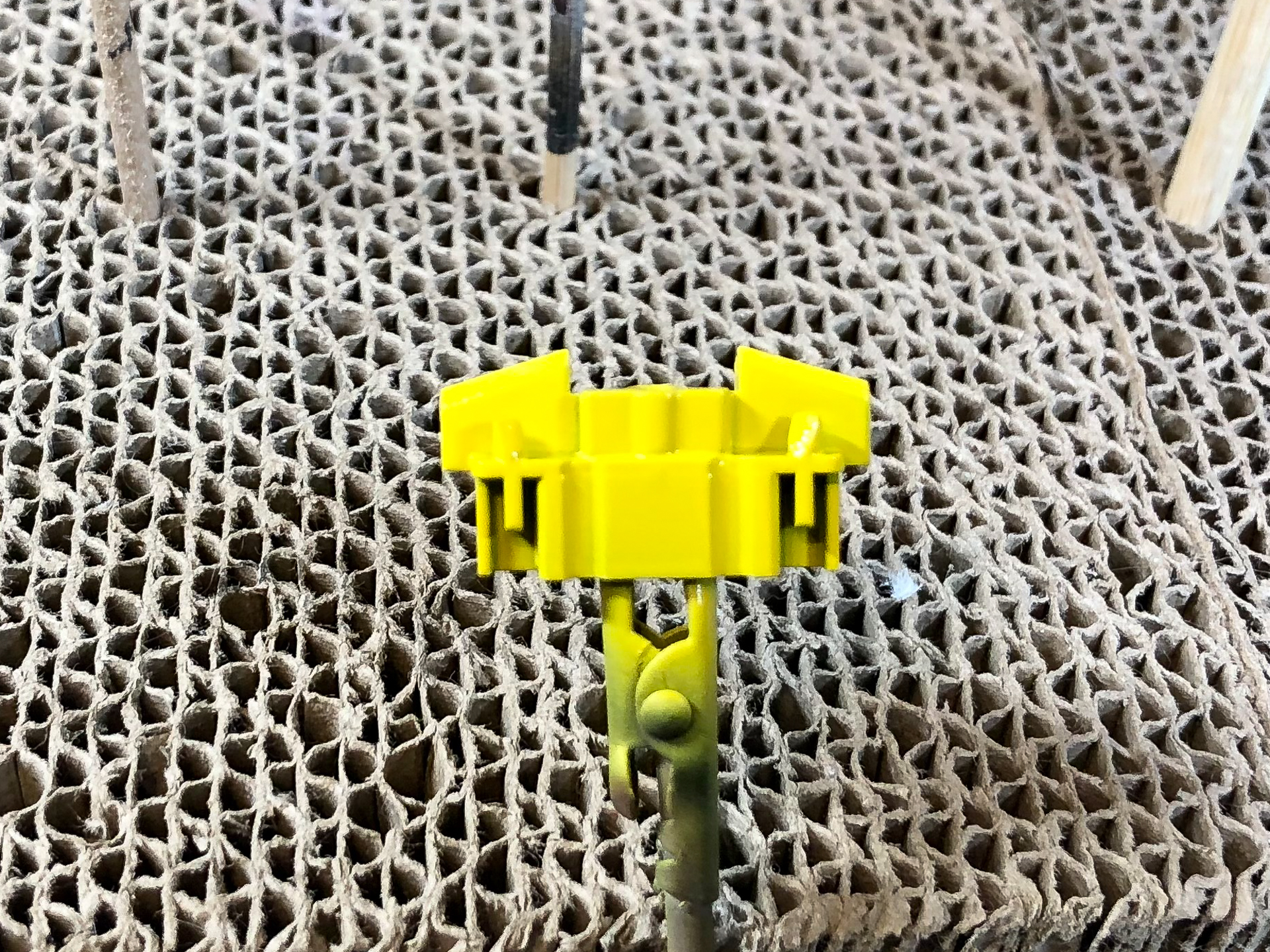 ダクトの黄色部分にはGSIクレオスの「Mr.カラーGX キアライエロー」を使用しました。黒下地に黄色は色が乗りにくいので少し濃い目にして塗布すると塗りやすいと思います