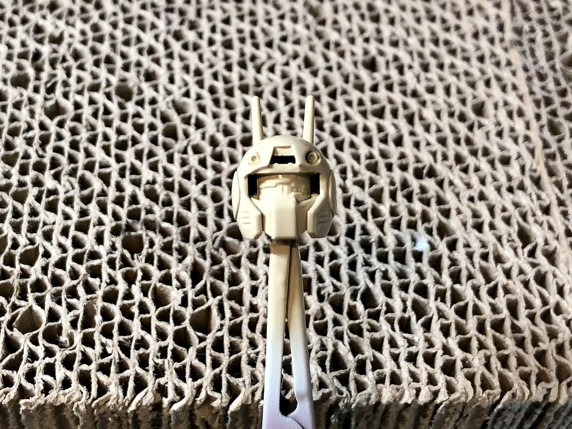 装甲の白部分はGSIクレオスの「Mr.カラー C321 黄土色」で黄土色に塗装