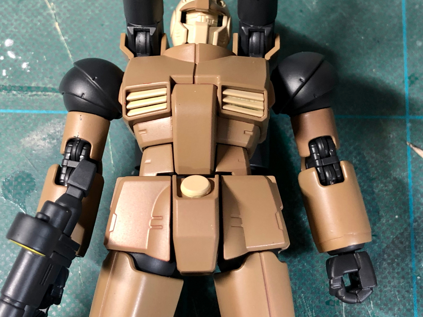 爪楊枝の先端で軽く擦るだけで塗膜がパリパリと剥がれていきます