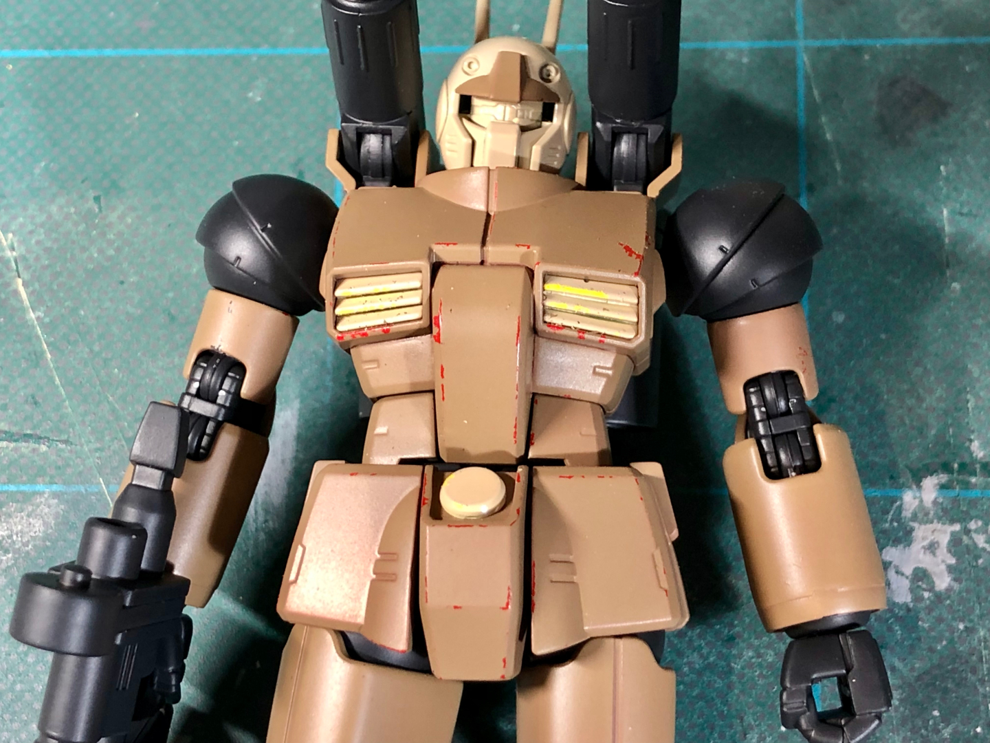 胴体のチッピングが終わりました。ポイントは左右非対称にすることです