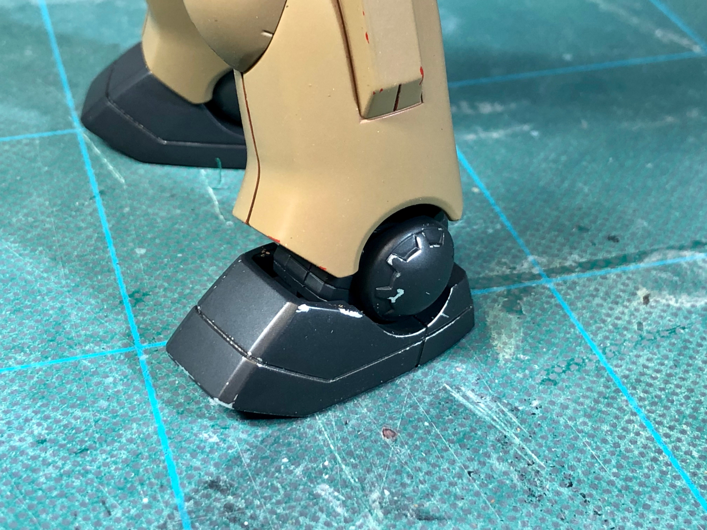 チッピング完了後の脚部。爪先などを中心に下塗りのシルバーを露出させダメージ表現を行なっています