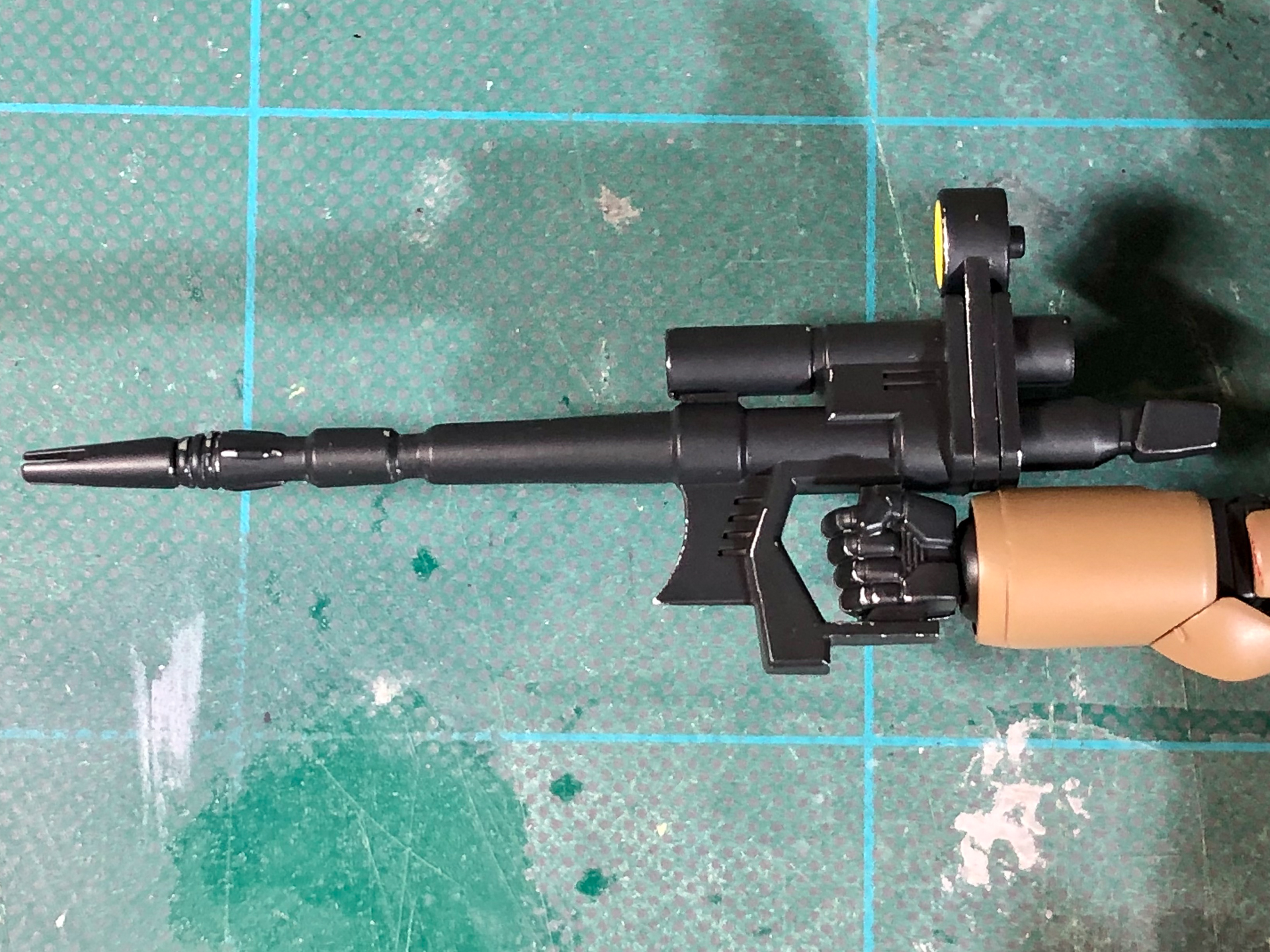 チッピング完了後のビームライフル。銃身やエッジ部分を中心にチッピングを施しダメージ表現を加えました