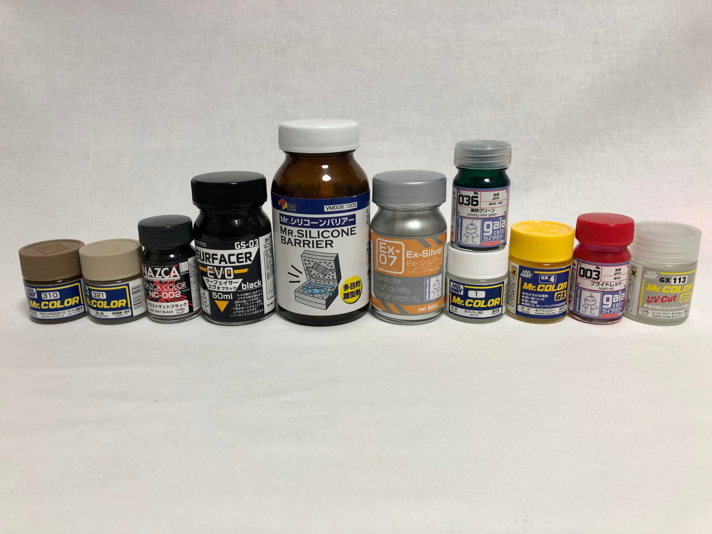今回使用する塗料です。ガンプラ「HGUC ガンキャノン」を基本色に塗装した後、シリコーンバリアー塗装を行ない、砂漠仕様に塗装という流れになります