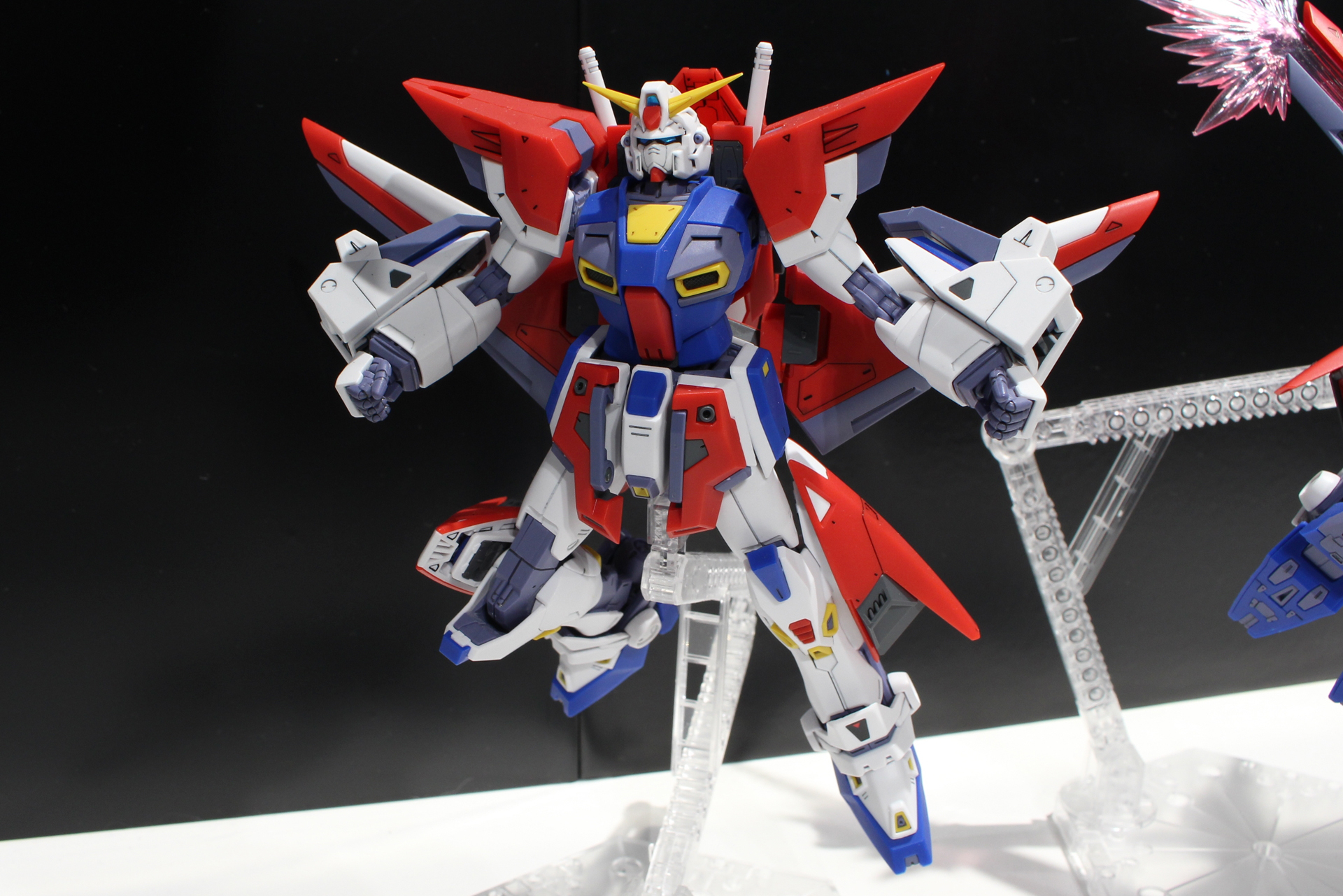 「MG 1/100 ガンダムF90用ミッションパック Wタイプ」。Wは「ウォーバード」を意味し、装着することで飛行形態への可変機構を付与する。なお全てF90本体は別売りとなる
