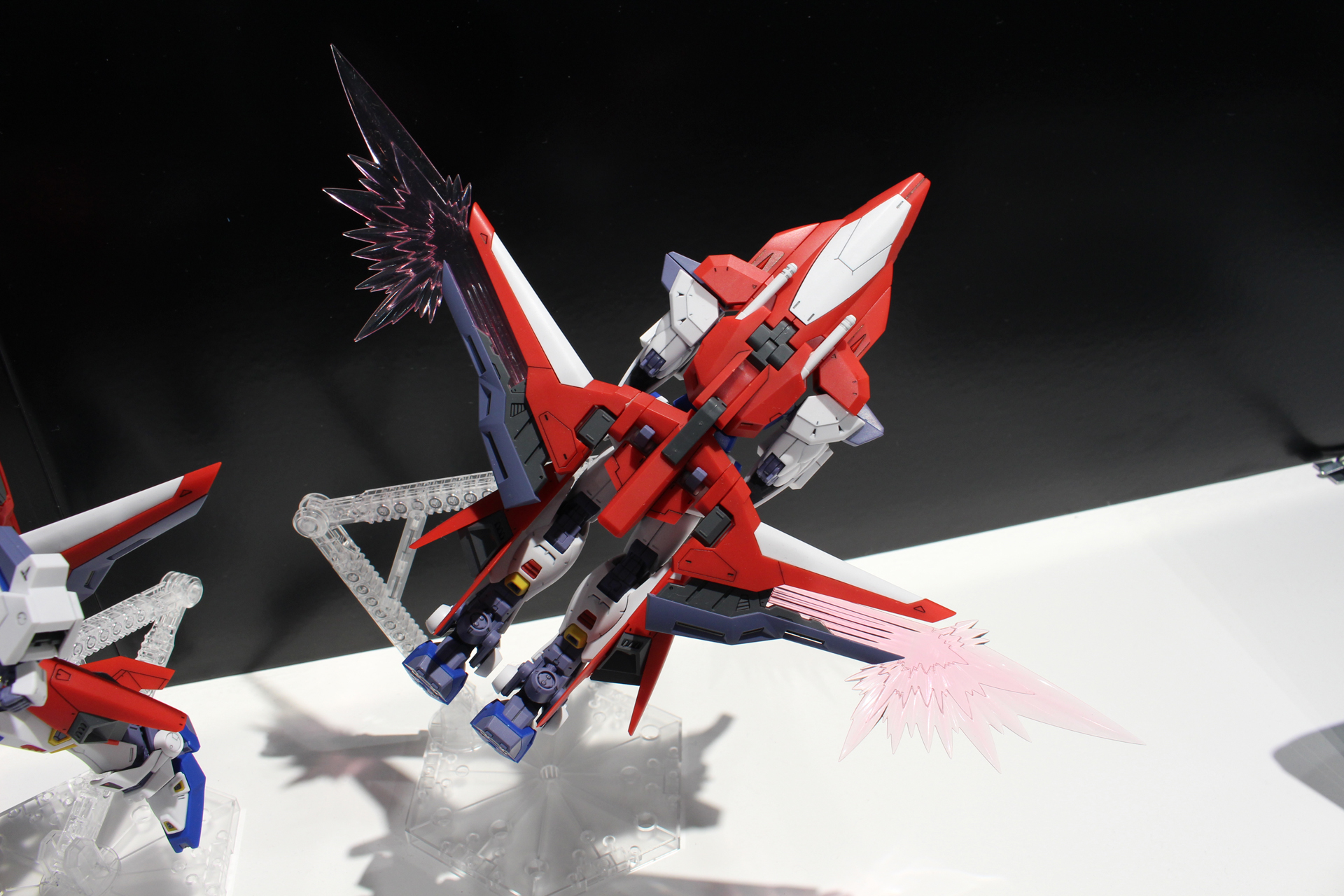 「MG 1/100 ガンダムF90用ミッションパック Wタイプ」。Wは「ウォーバード」を意味し、装着することで飛行形態への可変機構を付与する。なお全てF90本体は別売りとなる