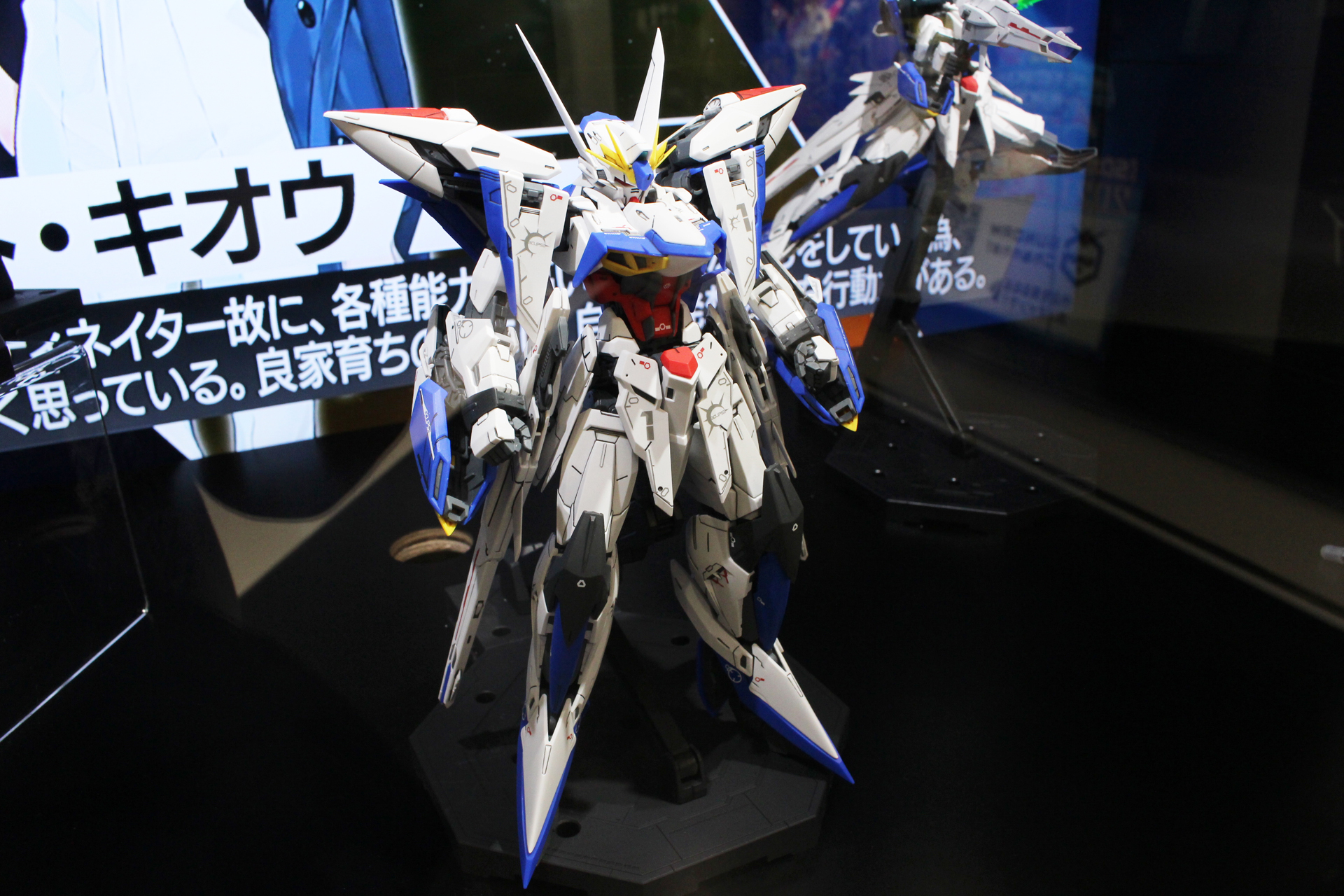 エクリプスガンダムMS形態。各所の鋭角なデザインが独特のシルエットを醸し出している