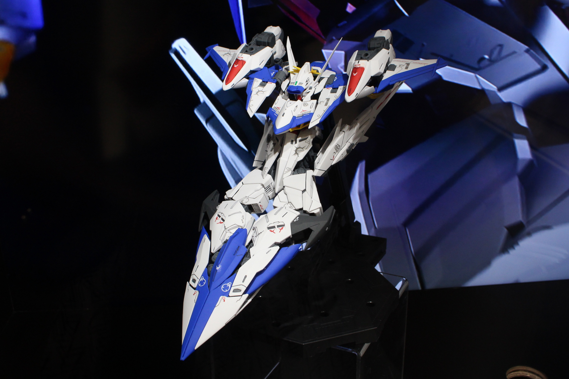 変形後の飛行形態。筆者はシューティングゲームの主役機のような印象を受けたのだが、いかがだろう