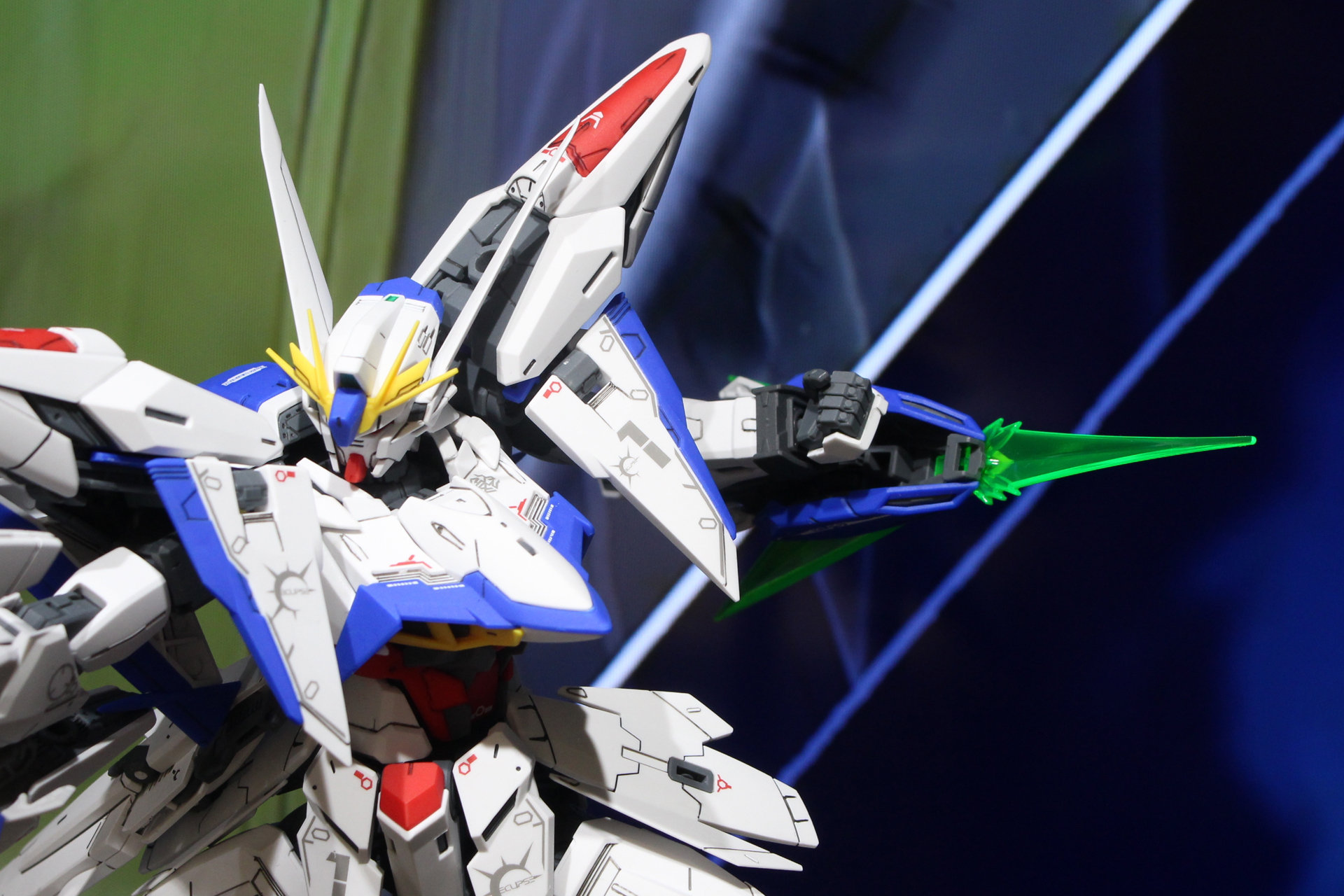 腕部にはシールドを装備し、エフェクトを取り付けるとビームシールドに