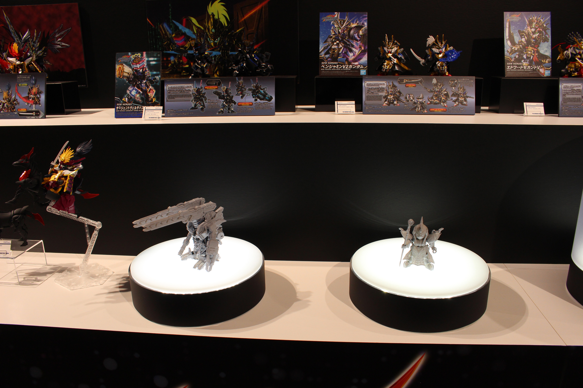 「SDガンダムワールド ヒーローズ」の様々な商品を展示したコーナーが設置されている