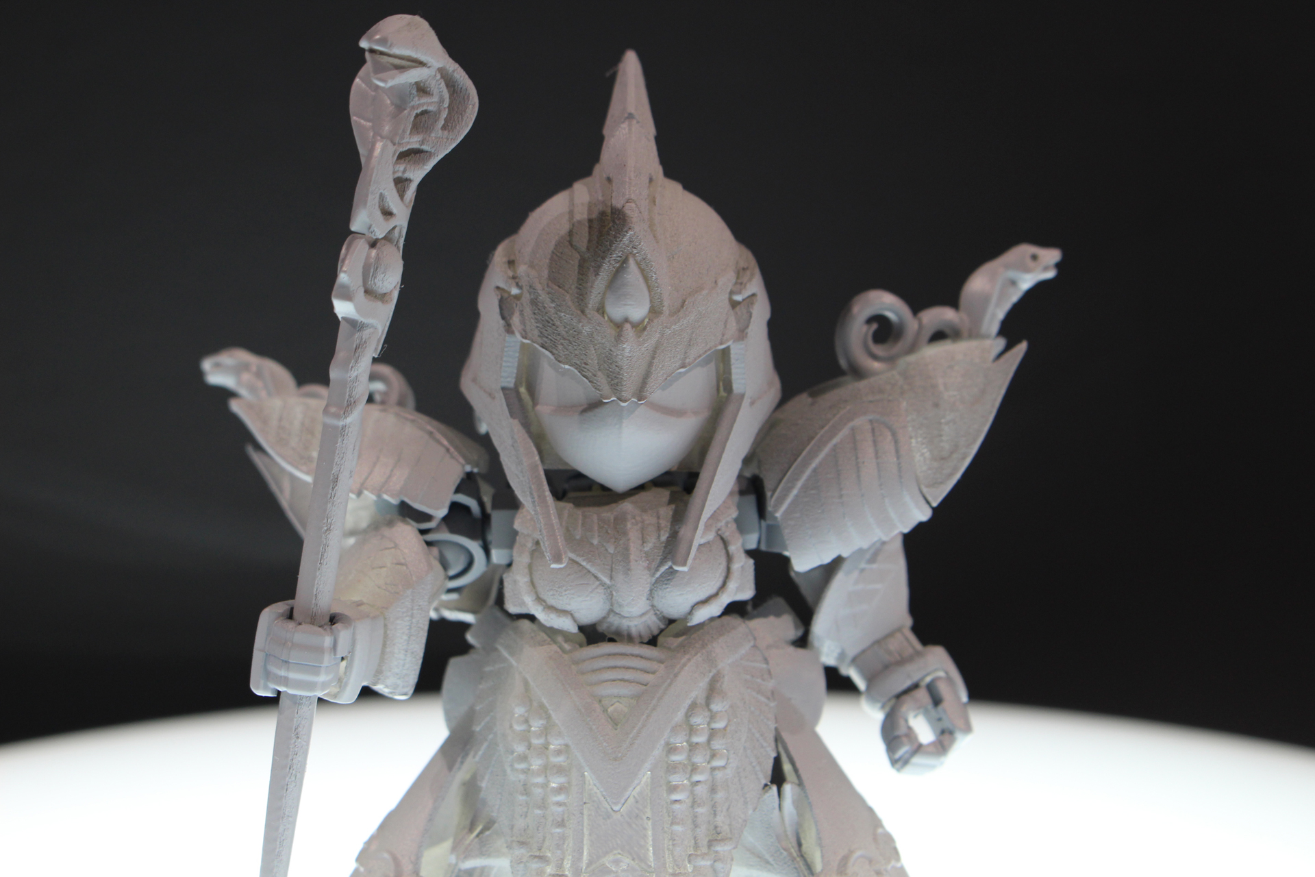 全身に据えられた装飾品もしっかり造形されている