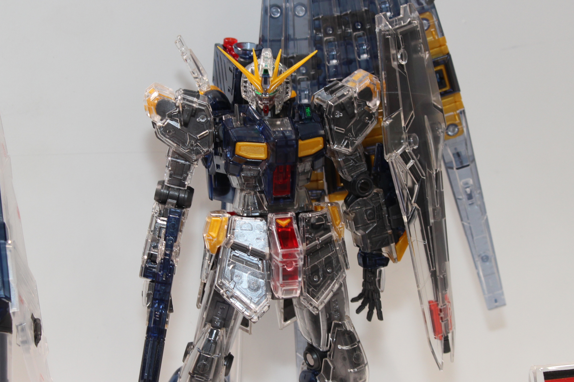 クリアパーツによりフレームがほぼ見えているνガンダム本体