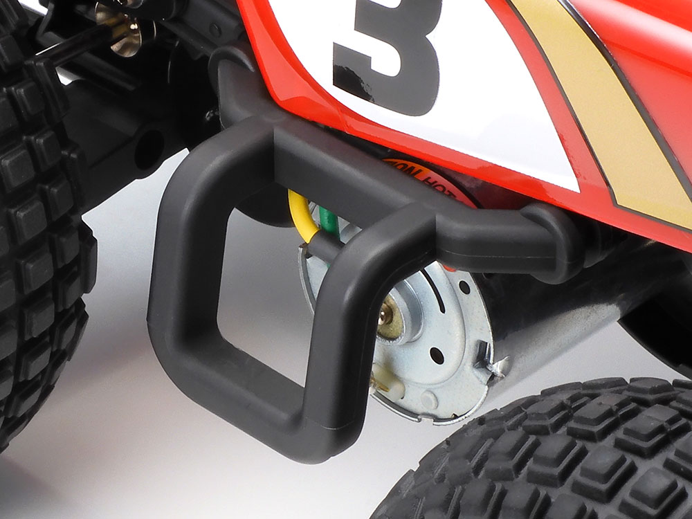 モノコックフレームの中央に搭載されたモーターのパワーをギヤで前後に伝えるギヤドライブ4WDを採用