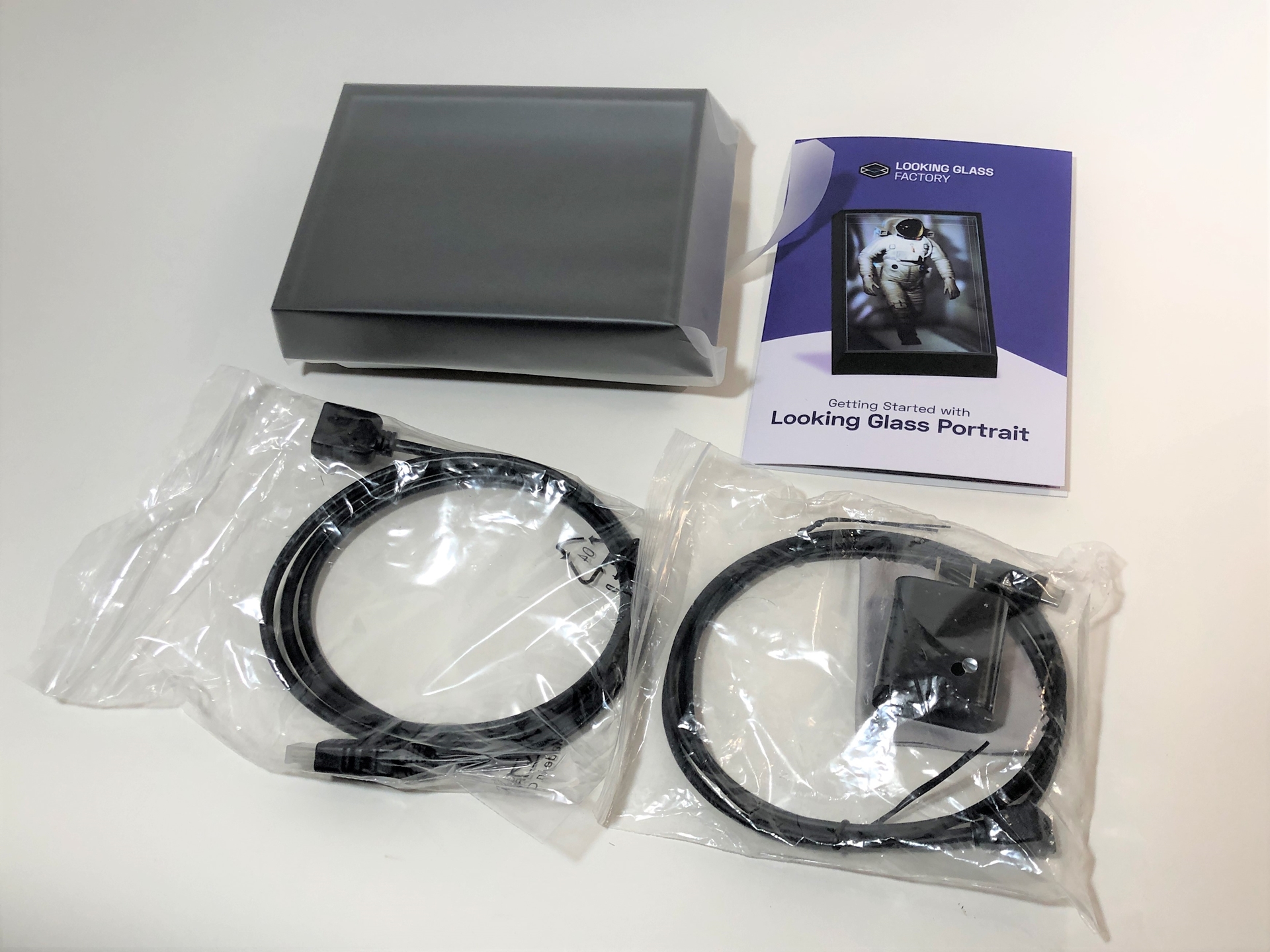 本体以外には簡易マニュアルやHDMIケーブル、USB Type-Cケーブルなどが同梱する。ACアダプターは「スタンドアローンモード」にて使用するものとなる