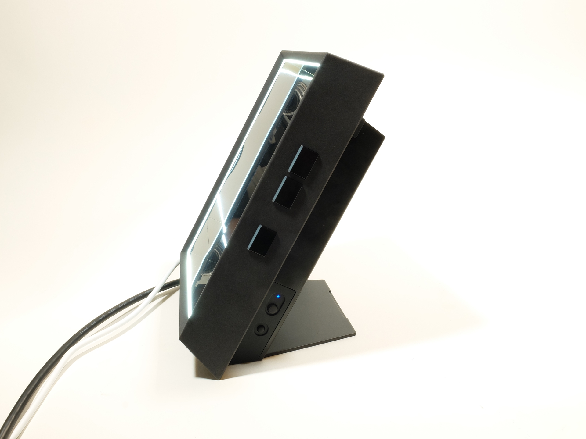 右側面には「スタンドアローンモード」の操作スイッチを装備。下部奥には電源スイッチとディスプレイの額縁部に内蔵するホワイトLEDのオンオフスイッチがある。額縁部のホワイトLEDは4段階で明るさをコントロールできる