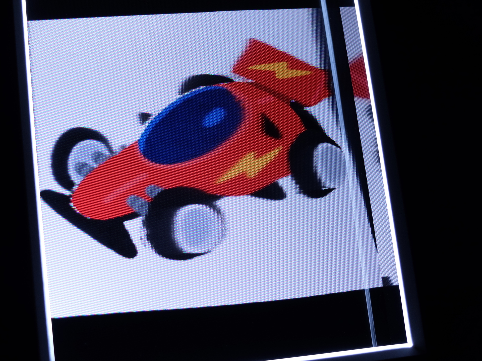 イラストについても試してみたが、これが意外といい形で変換できた。今回はいらすとやのスポーツカーの画像を変換してみたが、思いのほか立体感のある画像へと変化した