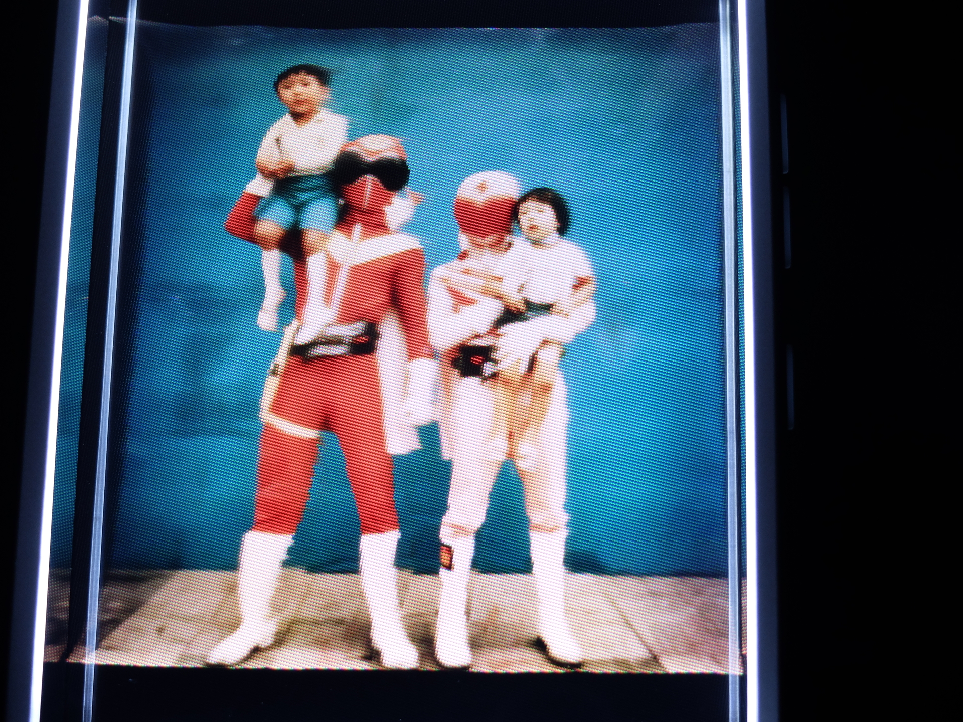 幼少期の思い出も立体視に変換可能だ。幼少時のゴレンジャーたちがフィギュアのように立体的に浮かび上がった