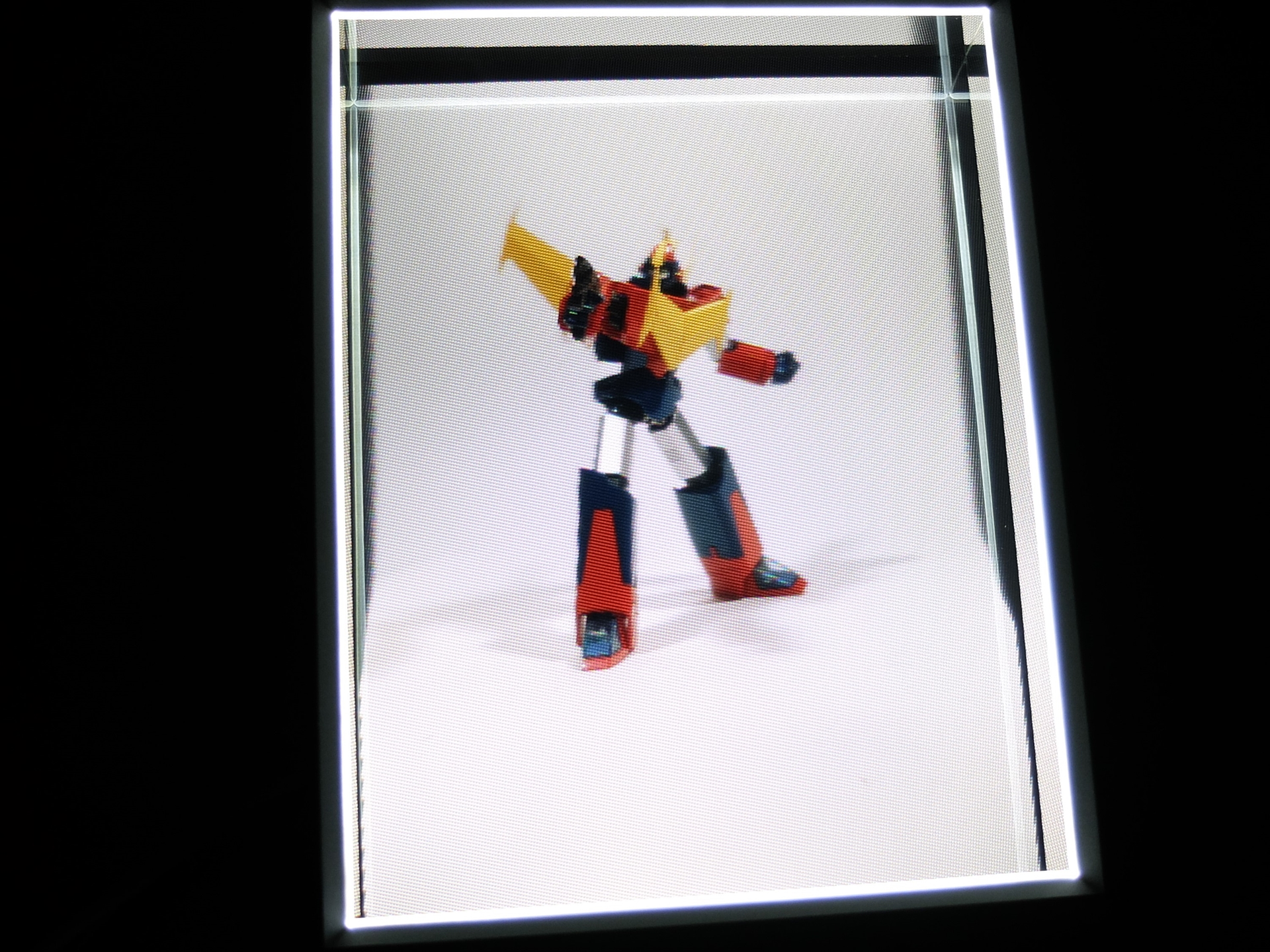 超合金魂のザンボエース。なお、両端の黒い線は恐らく撮影時に背景に敷いている用紙の端の情報を拾っているのだと思われる