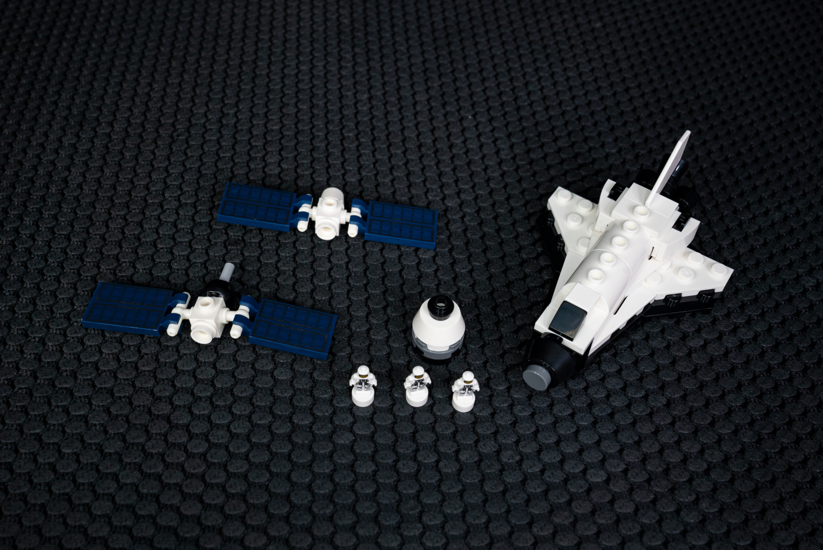 袋「1」ではスペースシャトルや衛星、脱出ポッドなどを制作する