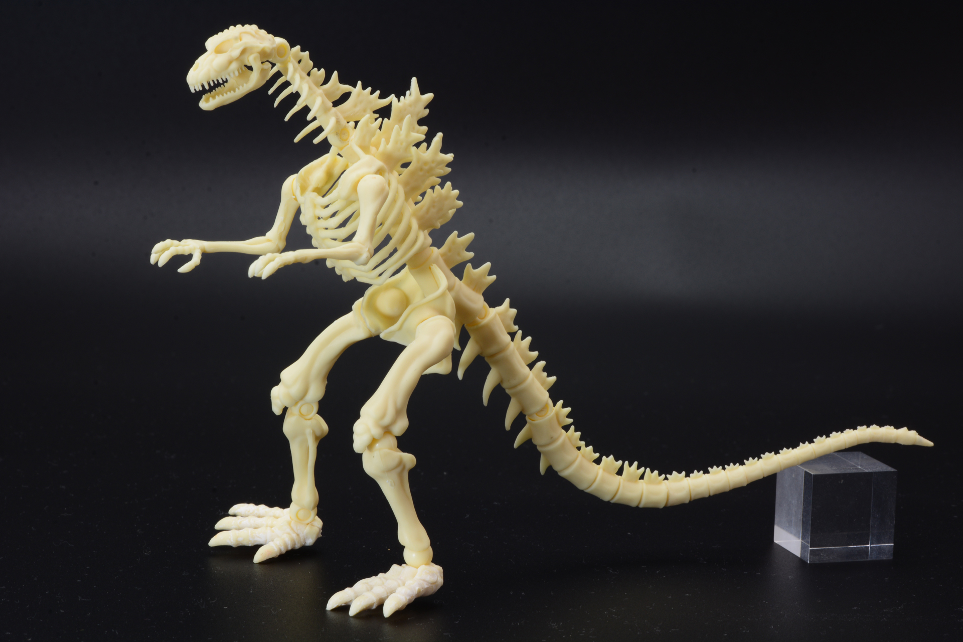 骨格モデルでありながらきちんとゴジラの持つ迫力が伝わってくるのは、「VSシリーズ」でもデザイナーとしても関わった、西川伸司氏だからこそのこだわりが込められているからだ