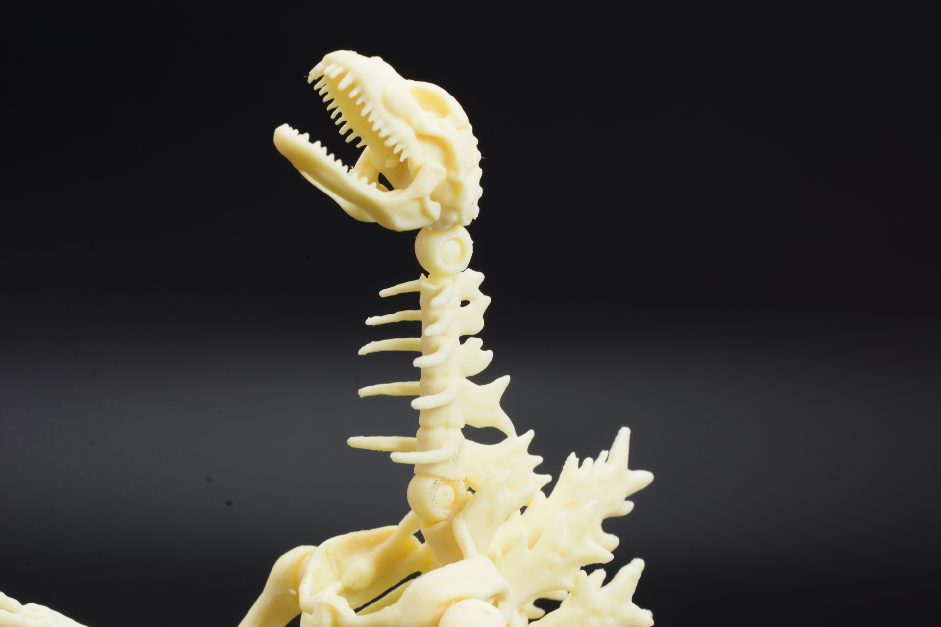 ゴジラらしい天を見上げる姿も可能