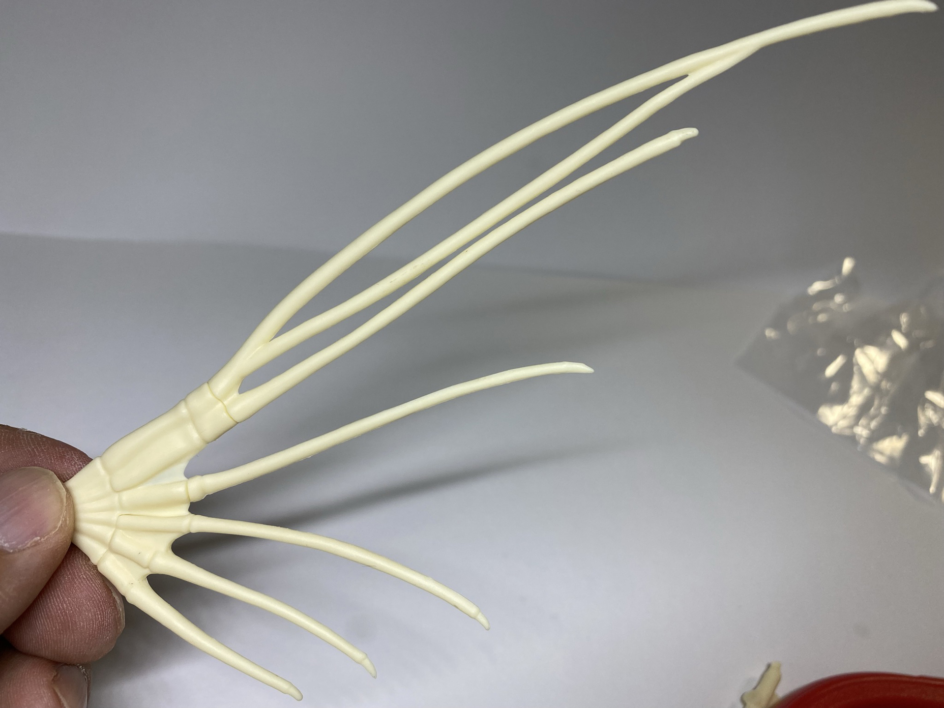 大きい羽パーツ。キングギドラはこの骨の間に皮膜を張っているのだ
