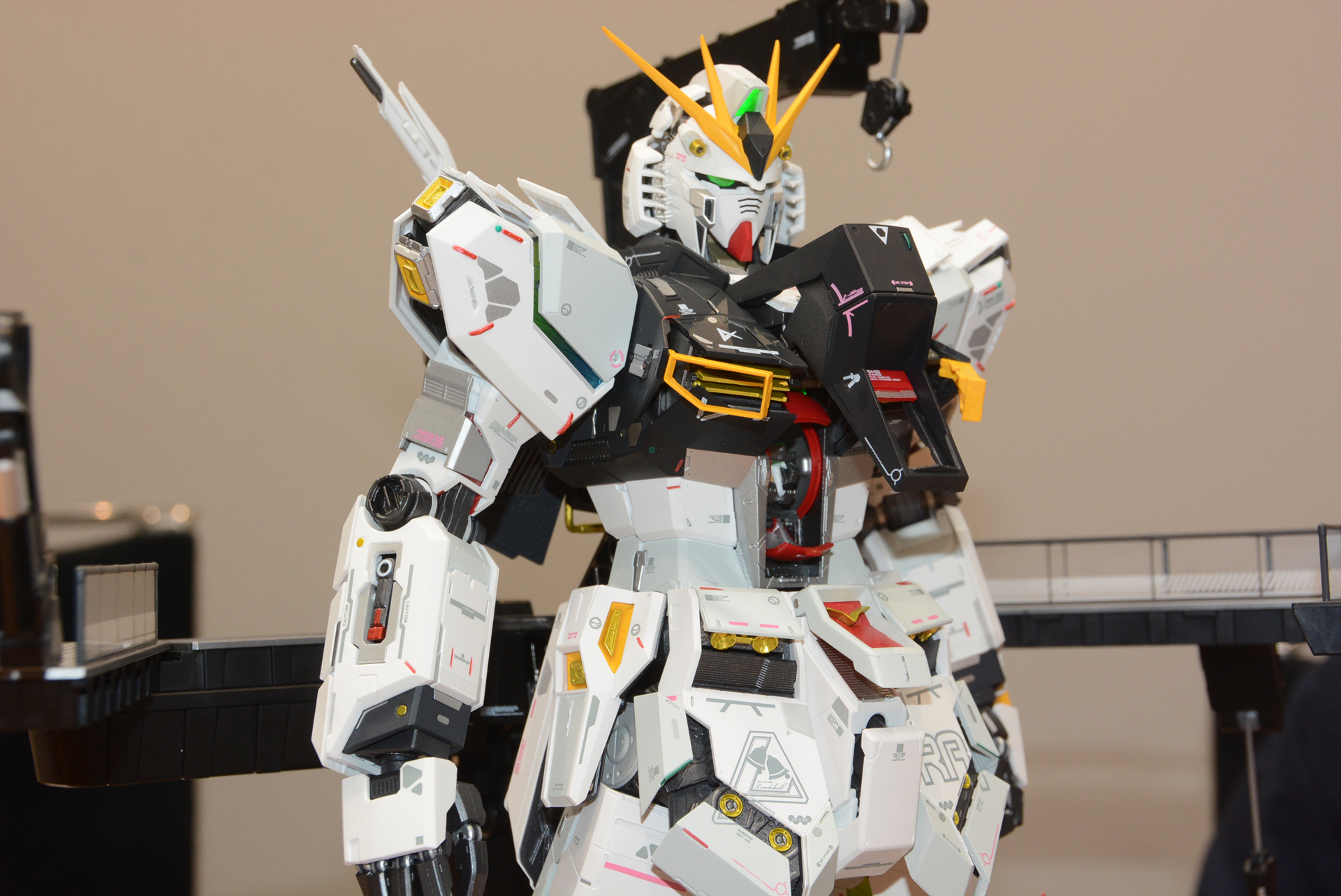 2019年に発売された「METAL STRUCTURE 解体匠機 RX-93 νガンダム」。BANDAI SPIRITSの"究極"と言える商品の1つだが。この商品が世に出たのは、ユーザーとメーカーがホビー業界を成熟させたからこそだ。しかしこの商品も転売屋との争奪戦が起きてしまっている