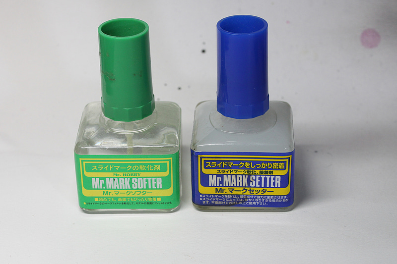 左が軟化剤のMr.マークソフター。右が軟化剤とノリが入ったMr.マークセッター