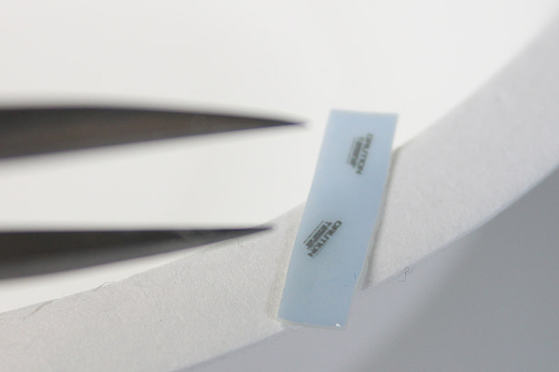 切り離したデカールを、しゃぶしゃぶっとお皿の中の水に入れ、お皿のヘリに置いておけば、デカールが台紙から離れます