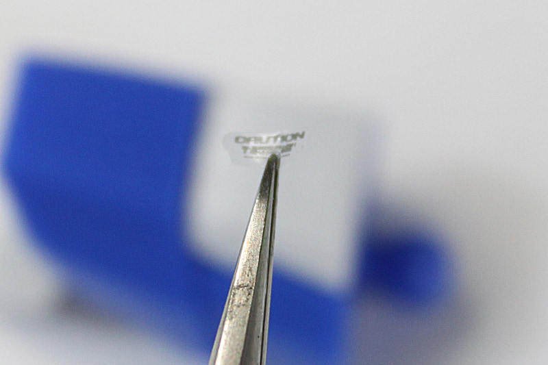 台紙からつまんで……