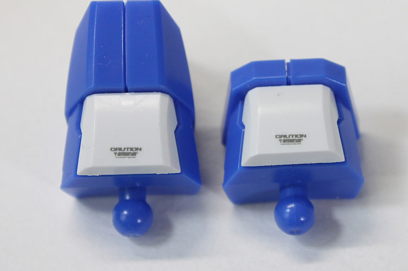 右肩の28番の位置を見ながら、左肩を貼っていきます。……今写真を見て気が付きました！　新しく貼った左肩の28番、ちょっとナナメってる！　と、思いましたが、完成したものを改めて見ると、そうでもありませんでした。ホッとしました