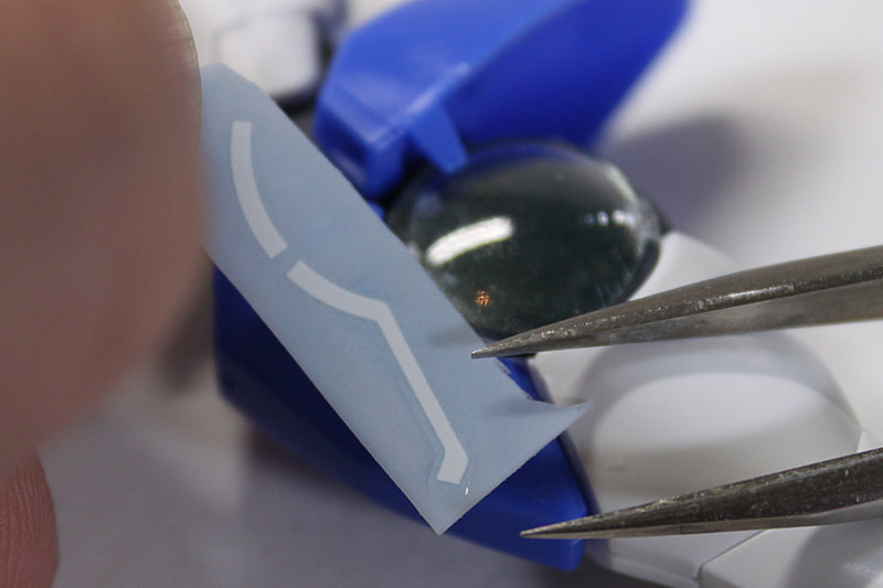 こういう長いデカールは、台紙からつまみ上げるのはデンジャラスです