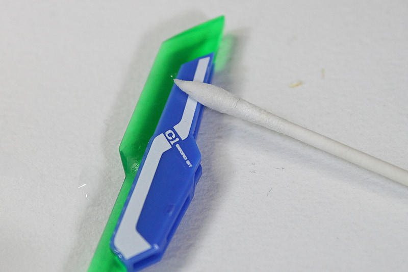 これまでの手順と同様に、綿棒で水分を吸ったあとにデカールを密着させます