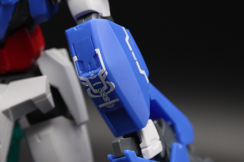 右腕のカバーには細かい文様が