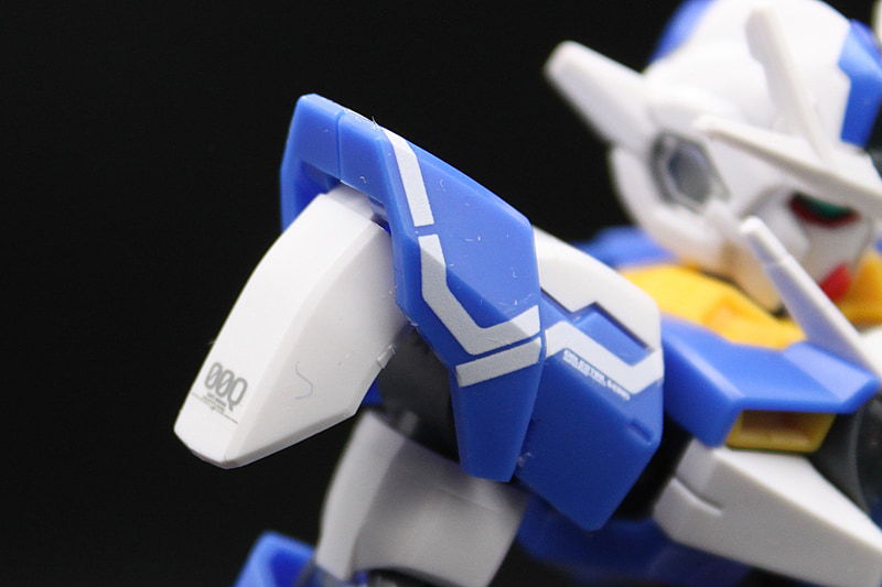 肩は直線のラインが複雑に入り組んでいて、本当にカッコよくなる部分です