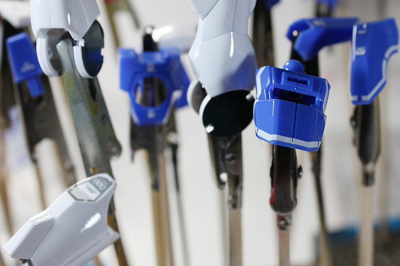 クリアーがけをしたパーツ群。かなりテロテロに光っていると思います