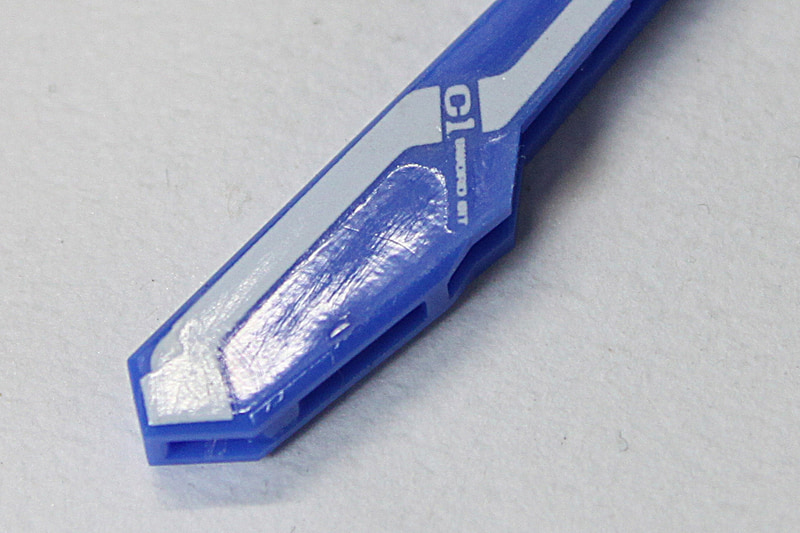 デカール部分を狙って、ちょっと削った状態。デカールの端が極端に浮き出ているのがわかります