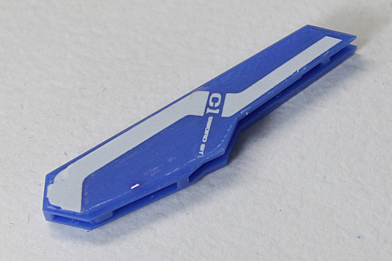 さらに削れば、デカールがまるで元からそこに存在するかのように、ぴーっとした線になりました！　……と、言いたいところですが、端っこをよく見ると、削りすぎてデカールがなくなっていますね。削り過ぎと言うよりは、クリアーの厚みが足りず、さらにもしかしたらまだ乾ききっていなかった可能性もあります。というわけで、一番足りないのは「我慢」でしたな