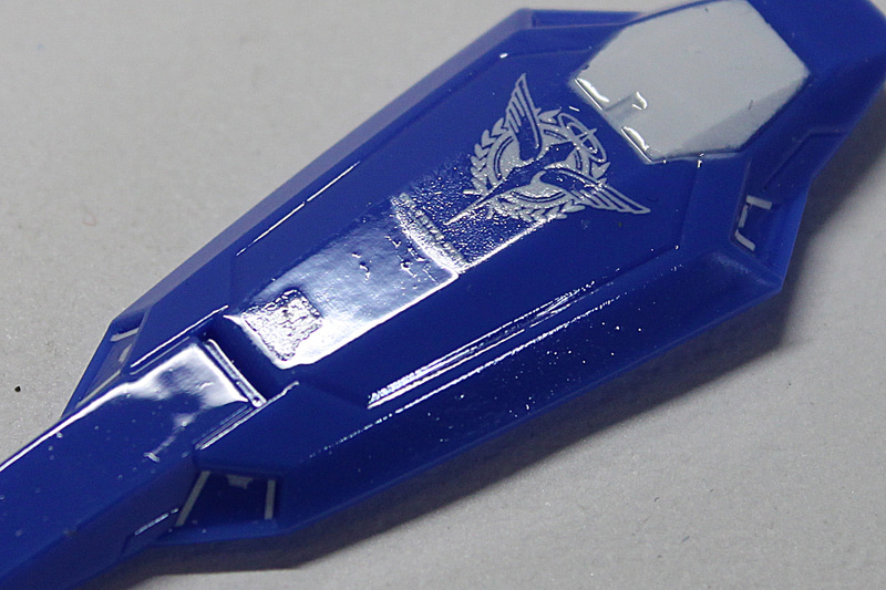 GNシールドのデカール部分。デカールの部分が盛り上がっているのが、ツヤでよくわかると思います