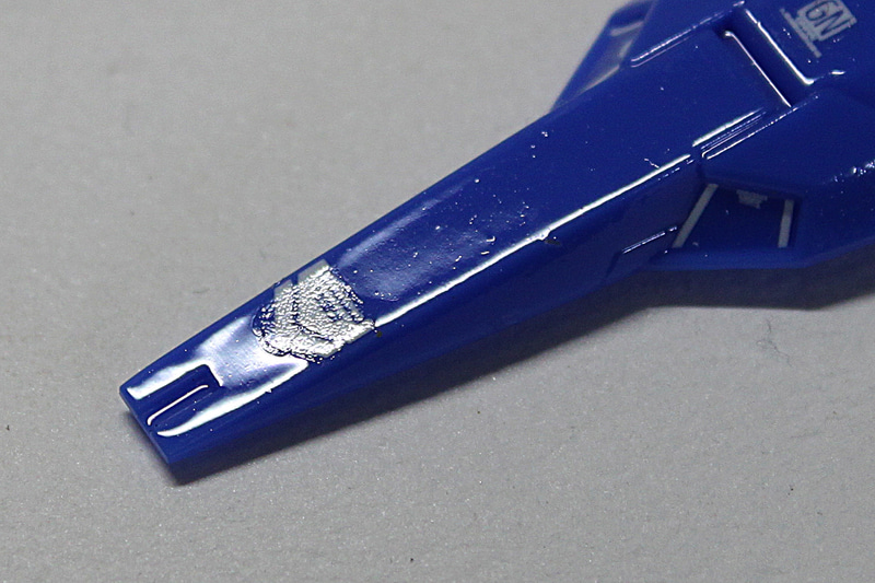 GNシールドの先端。こちらもツヤの状況で、デカールが盛り上がっているのがわかります