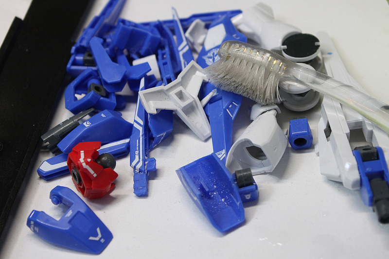 コンパウンドはモールドの凹んだところなどに入り込んで固まっていたりするので、取り除くのに難儀します。そういうときは歯ブラシを使います