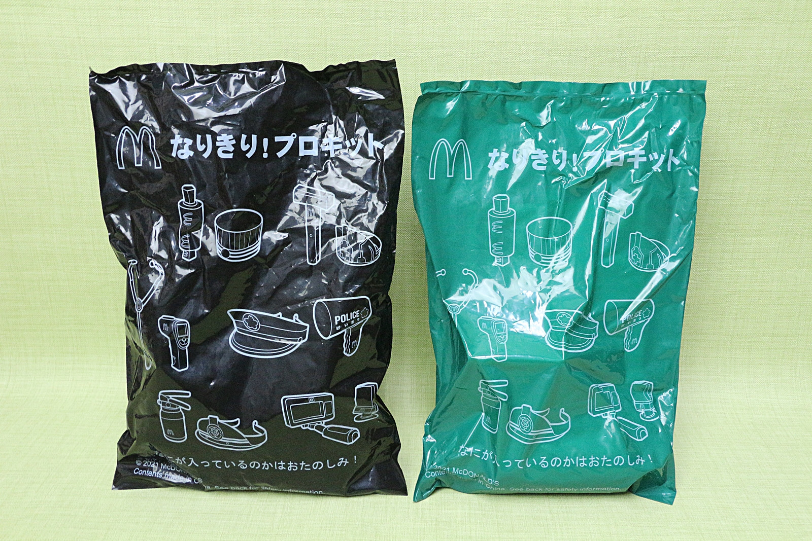 お馴染みのおもちゃ袋は、封入物のサイズに合わせてかなり大きめ。緑色の袋が第1弾、黒色の袋が第2弾となる