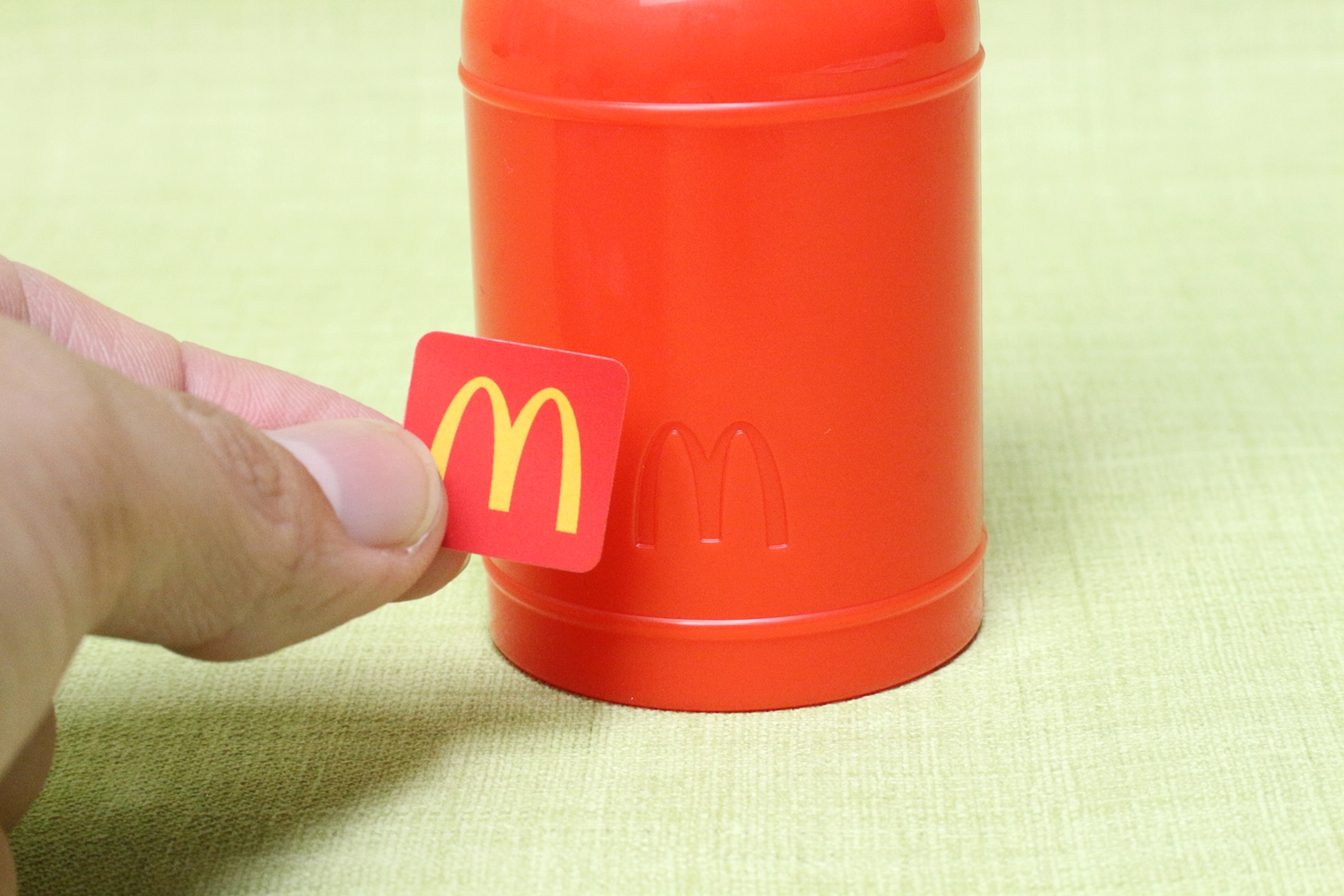 マクドナルドのロゴマークに合わせてシールを貼る
