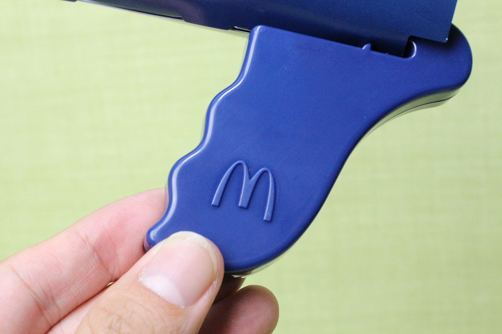 持ち手にはマクドナルドのロゴマーク