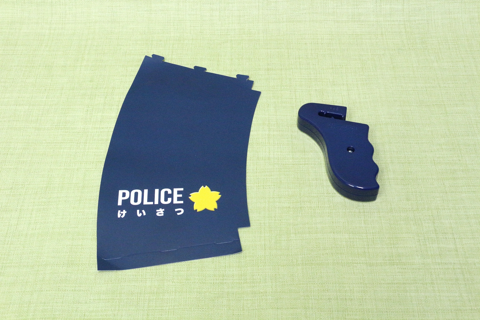 「POLICE けいさつ」と書かれた紙のパーツとプラスチック製の持ち手