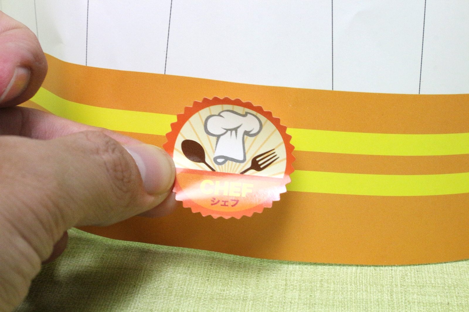 シェフマークのシールを貼って……