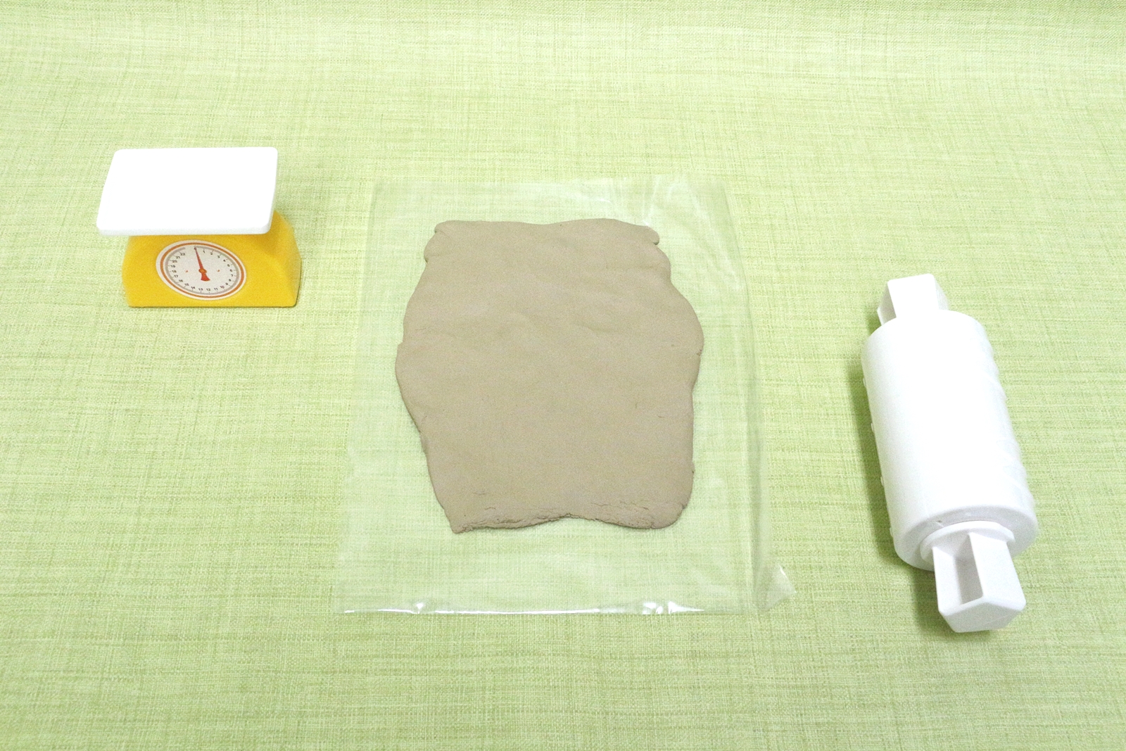粘土を用意して、実際に麺棒を転がしてみよう