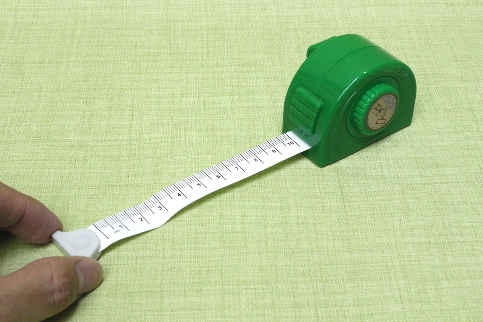 引っ張ると10cmのメジャーが出てくる