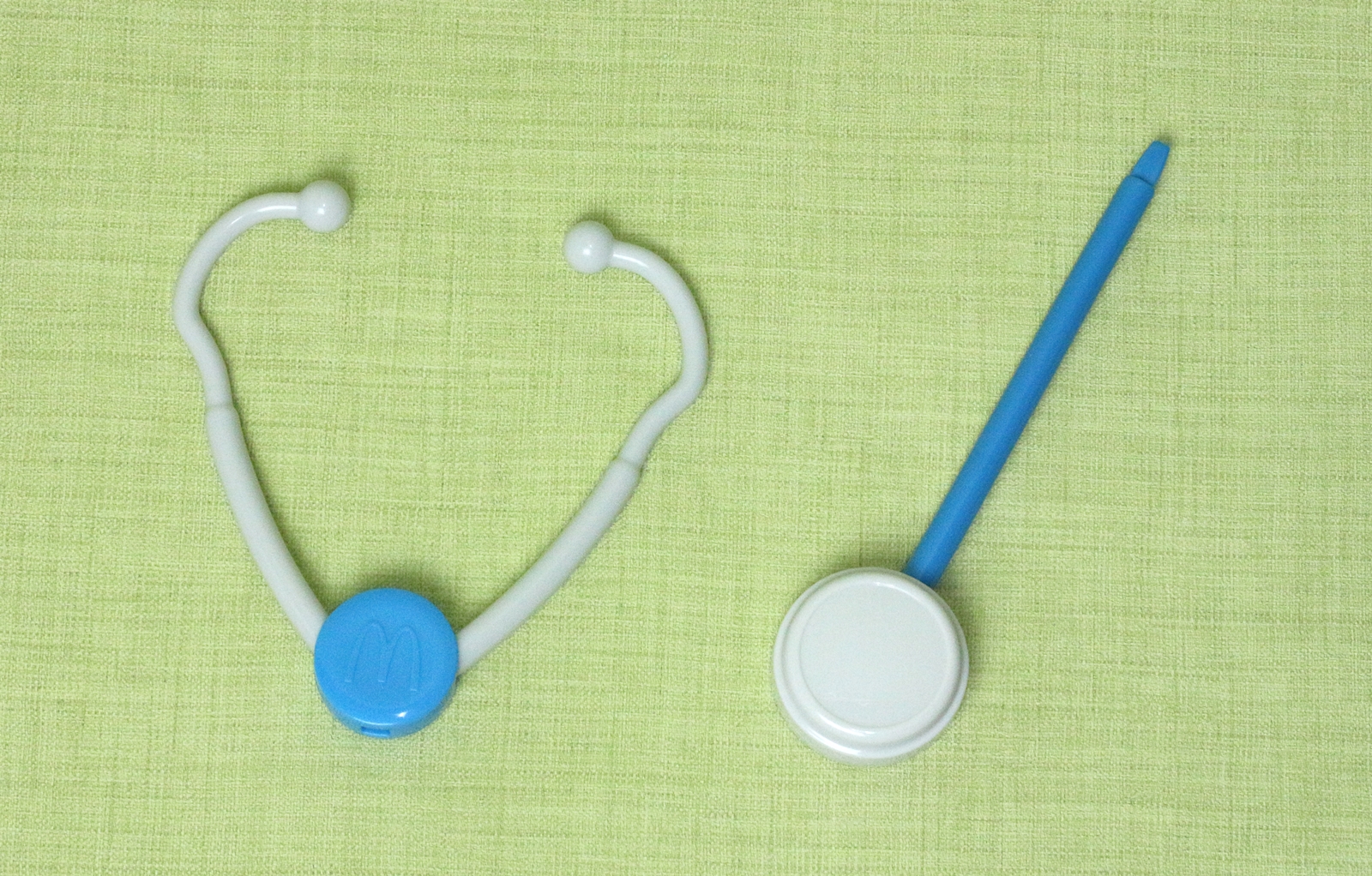 イヤーピースとチェストピースの、2つのパーツで構成されている